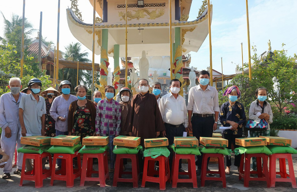 Du khách góp phần nhỏ vào việc gieo duyên lành